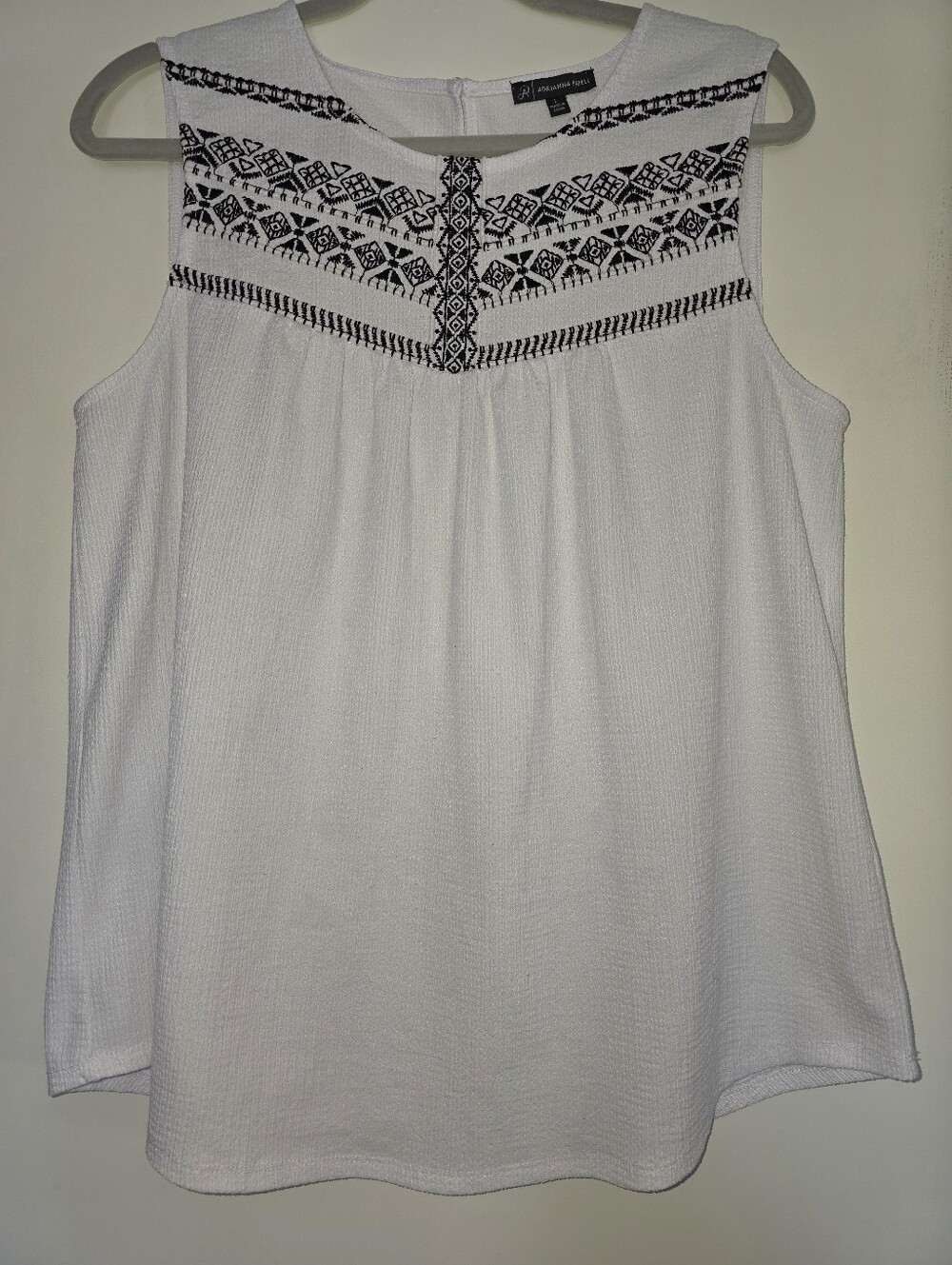 Adrianna Papell Stylish White Sleeveless Embroidered Top Sz Large